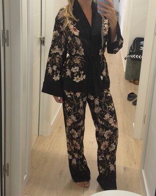 Traje estampado floral negro