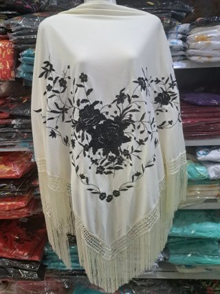 Mantón Blanco con Bordados Negros