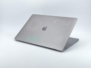 MacBook Pro 15" (2018) Intel Core i9 2.9GHz 6 núcleos - SSD 1TB - 32GB RAM con marcas de pegatinas