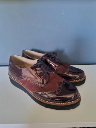 Zapatos bajos tipo Oxford granates