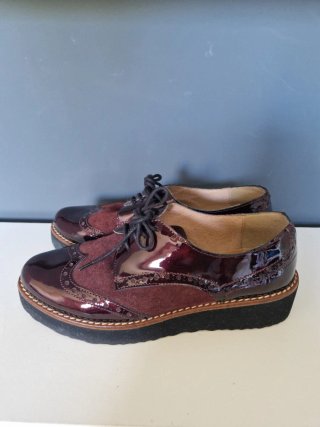 Zapatos bajos tipo Oxford granates