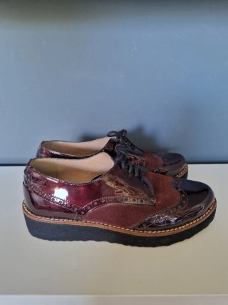 Zapatos bajos tipo Oxford granates