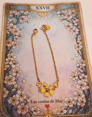 Pulsera Dorada con Motivos de Corazón y Flor