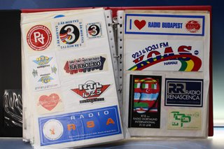 06. Gran lote pegatinas emisoras de radio extranjeras.