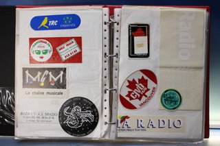 06. Gran lote pegatinas emisoras de radio extranjeras.