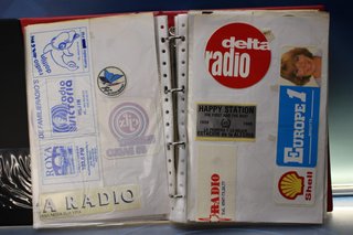 06. Gran lote pegatinas emisoras de radio extranjeras.