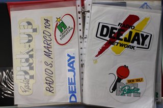 06. Gran lote pegatinas emisoras de radio extranjeras.