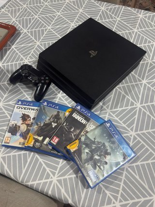 Consola PS4 Pro + 4 Juegos