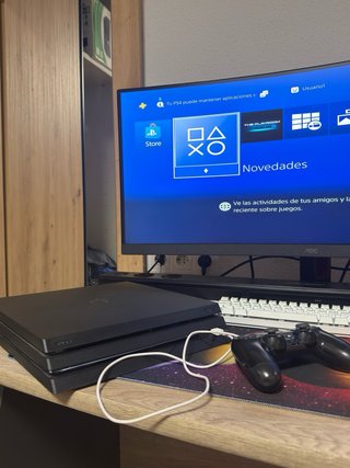 Consola PS4 Pro + 4 Juegos