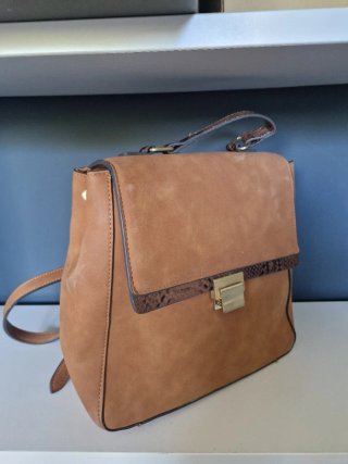 Mochila pequeña color camel