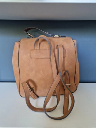 Mochila pequeña color camel