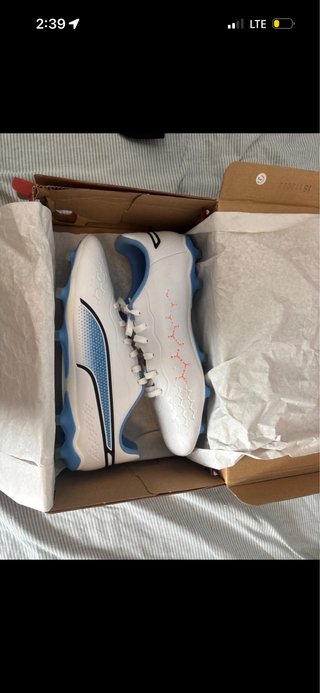 Botas de fútbol Puma blancas y azules