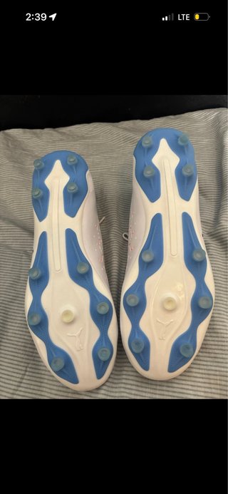 Botas de fútbol Puma blancas y azules