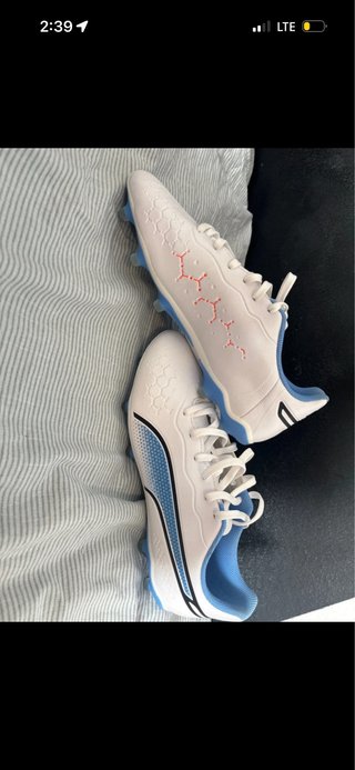 Botas de fútbol Puma blancas y azules