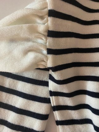 Jersey fino rayas blancas y negras con volantes