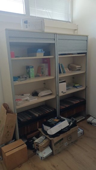 Arredamento ufficio: scrivanie angolari e armadi