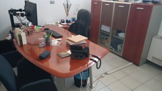 Arredamento ufficio: scrivanie angolari e armadi