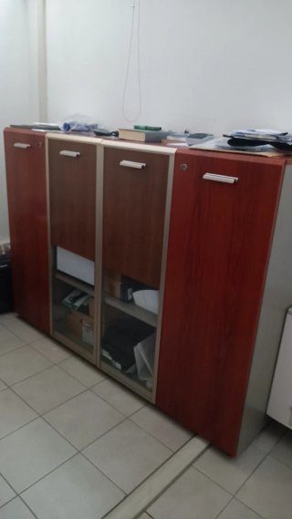 Arredamento ufficio: scrivanie angolari e armadi