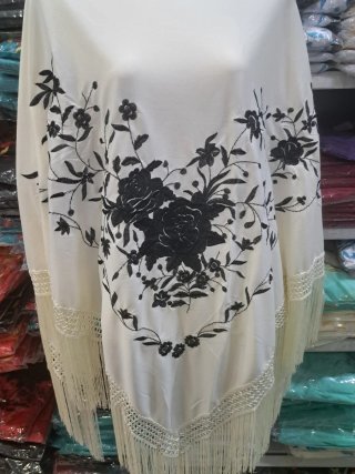Manto blanco roto con bordado floral negro