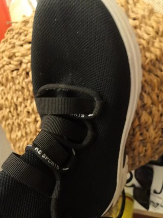 Zapatillas deportivas negras y blancas
