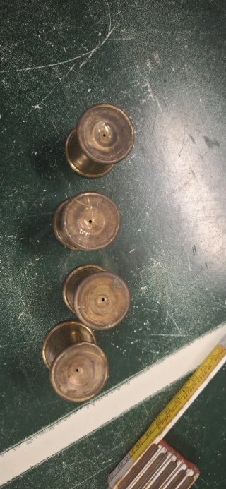 Puntali in ottone per piedini mobili