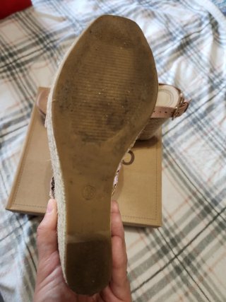 Sandalias de cuña beige con flecos