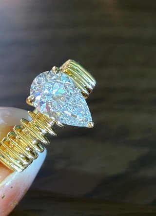 Anillo de oro con diamante pera