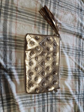 Bolso de mano dorado con flores