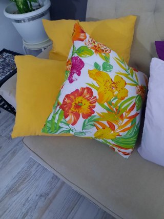 3 Cuscini decorativi floreali e gialli