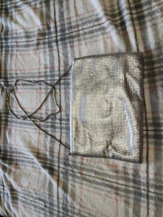 Bolso de mano plateado con cadena