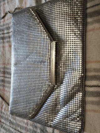 Bolso de mano plateado con cadena