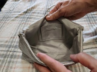 Bolso de mano plateado con cadena