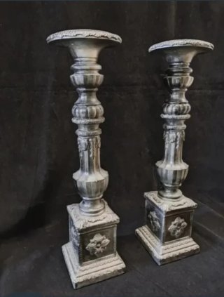 Pareja de candelabros de resina