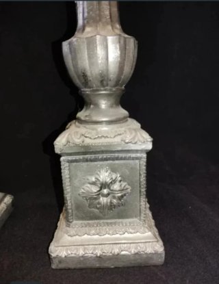 Pareja de candelabros de resina
