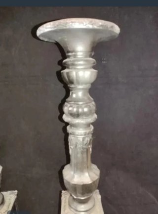 Pareja de candelabros de resina