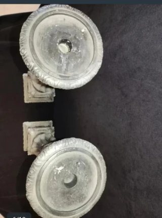 Pareja de candelabros de resina