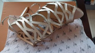 Sandalias doradas tacón tiras