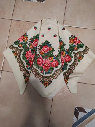 Pañoleta regional niña flores beige