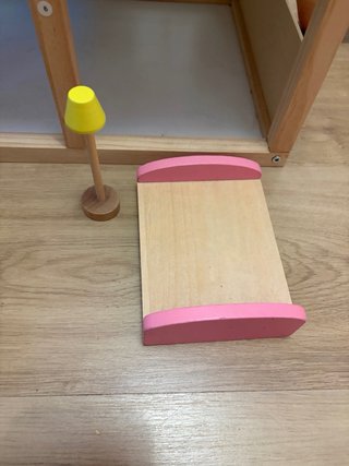 Casita de muñecas de madera