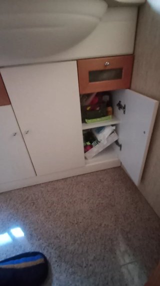 Mueble de baño con lavabo y espejo