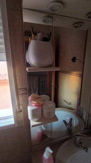 Mueble de baño con lavabo y espejo