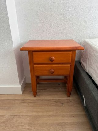 Mesita de noche de madera