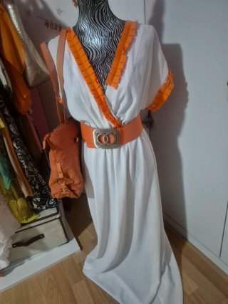 Vestido blanco tipo túnica con detalles naranja