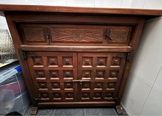 Mueble antiguo de madera tallada