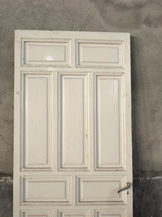 Antiguas puertas de doble hoja con cuarterones