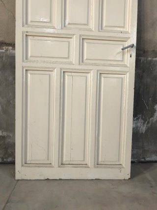 Antiguas puertas de doble hoja con cuarterones