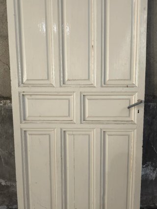 Antiguas puertas de doble hoja con cuarterones