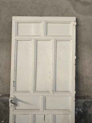 Antiguas puertas de doble hoja con cuarterones