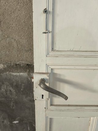 Antiguas puertas de doble hoja con cuarterones