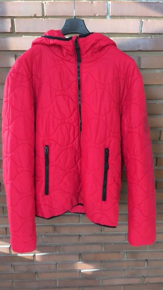 Cazadora Roja con Capucha